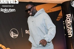 勇士众将入场穿搭：追梦踩拖鞋 库里一身黑 桑托斯复刻克莱🚴
