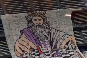 马卡解读皇马TIFO：红色棋子代表阿森纳，它被国王拿捏在指尖上