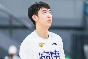 丁佳宁：场上发生冲突时替补球员进来是应判夺权 裁判漏判张明池