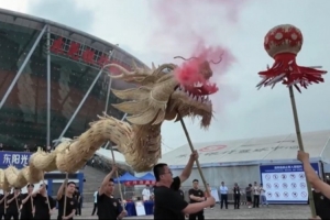 🔥火龙对决！广东男篮主场门外出现舞龙表演 场面十分震撼