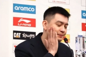 杨鸣赛后说很羡慕新疆的年轻球员 反应过来后打了自己一巴掌🤣