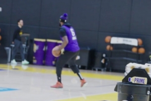 备战季后赛😤 詹姆斯今日加练运球三分 侧翼底角连续命中🏀