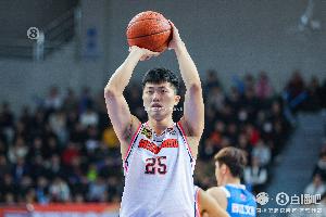 三分命中率29.3%炮台💔张皓嘉赛季场均5.1分 生涯初期三分神准