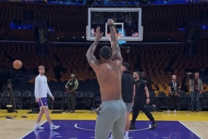 力争开门红🔥 NBA官推晒詹姆斯G1赛前热身 logo三分连中🎯