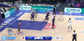 😃梦回当年！翟晓川假手递手直接突破 秀空中滑翔拉杆上篮！