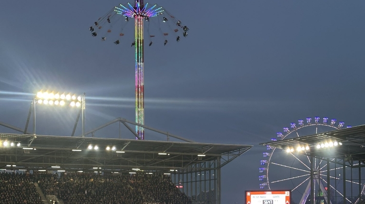 🎡飞来飞去的咋踢嘛？圣保利主场旁边游乐场狂欢，药厂官推调侃
