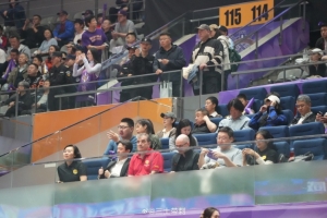 来看谁？媒体人：步行者球探观战京城德比G4 身旁有中国男篮助教