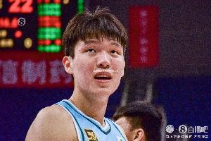 主动求变！杨瀚森没有首发 吕俊虎代替进入先发阵容