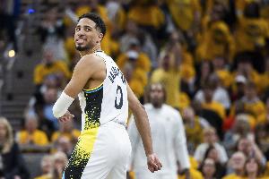 指挥官！哈利伯顿19中8砍21+5+12 带队守住主场2-0领先