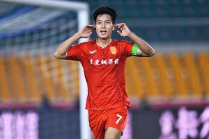 追随偶像步伐！21岁武磊17球助东亚冲超，向余望5轮7球重庆领跑