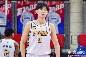 🤕广厦官方：赵嘉仁训练摔倒后身体不适 经医院研判&赛季报销