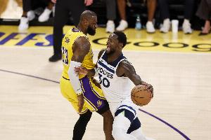 🤣反直觉！兰德尔G2面对詹姆斯防守8中6 面对东契奇防守5中1
