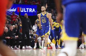 😤库里季后赛生涯总得分突破4000分 NBA历史第十一人