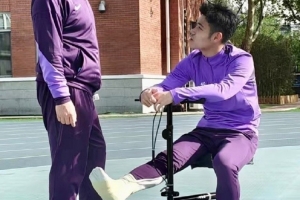 记者：津门虎昨日拍摄25赛季全家福，脚踝骨折的石炎也参与