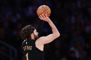辕门射戟！斯特鲁斯半场三分6中4贡献12分4助