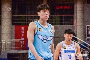 记者：杨瀚森赴美追梦利好中国篮球 CBA政策能否给青岛一些支持？