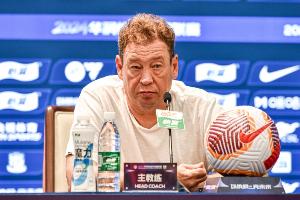 斯卢茨基：我们知道面对泰山很困难，瓦科克雷桑是中超最强的队员