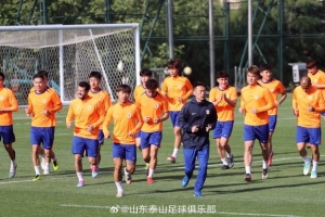 4月25日下午，山东泰山队在基地内进行了赛前官方训练​​​