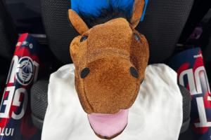 🐴新版反约基奇装甲？快船主场为“球迷墙”准备了马面头套