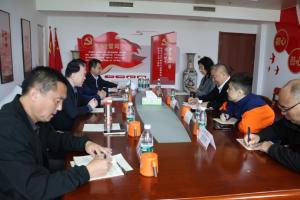 青岛市体育局党组书记、局长蔡全记一行到青岛海牛足球俱乐部调研