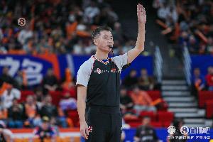🔔媒体人：提前适应国际裁判尺度 避免夏天在亚洲杯中再犯错