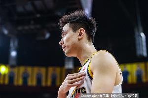 状态糟糕！赵继伟4中1仅拿2分2板5助1断&5犯规 正负值-22