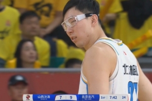 👏迎来复出！首节还剩7分42秒周琦戴护目镜替补登场