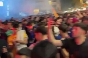 狂欢！巴萨球迷聚集在卡纳雷特斯喷泉，庆祝球队国王杯夺冠