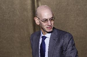 🥴这赛程！雷霆灰熊系列赛打完了 火箭vs勇士还是1-1