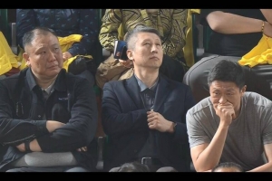 👀中国男篮主帅郭士强&助教王晗来到现场 观看北京VS山西一番战