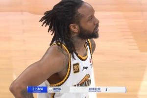 又一个！小巴里-布朗突破造鄢手骐犯规 威尔斯抱怨吃T