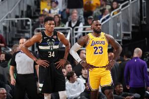 😬前两届NBA杯冠军！湖人和雄鹿目前系列赛皆以1-3落后