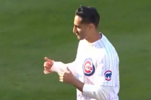 助力家乡球队⚾️Shams来到美职棒芝加哥小熊队主场 完成开球仪式