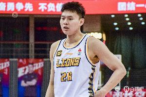 吴骁带伤单手罚球！媒体人：某种意义上讲这是广厦全队的比赛信念