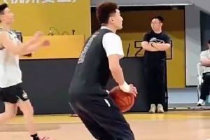 快好了？孙铭徽上午踩场训练 脚伤困扰并不明显