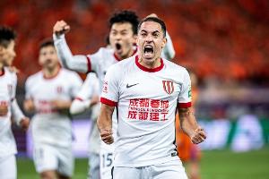 足球报：蓉城面对前五球队不败，战申花是争冠格局第一个关键点
