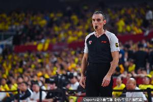 😄杨毅：为啥请洋裁判？错判不被骂“黑哨”啊！最多骂他水平低