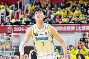 😕但愿无碍！曾凡博9中5拿到12分3板1助 重摔伤退