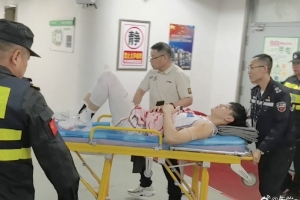 被担架抬着上救护车！曾凡博：不想去医院 要继续打 要留下来