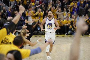 😈2年前的今天：库里G7爆砍50分淘汰国王 NBA历史抢七50+首人