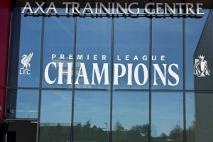 阿诺德社媒晒利物浦训练中心照片，玻璃上贴有英超冠军字样🏆