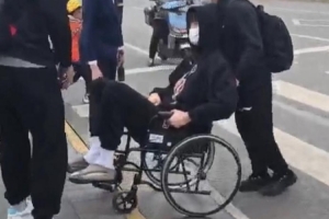 赵探长：曾凡博坐轮椅抵京 所罗门崴脚&马上要去做治疗