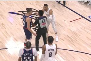 威少与博格丹爆发口角一人一T😂威少跑去解说台鼓掌👏