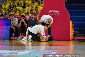 媒体人：山西啦啦队负责人说曾凡博摔倒是装的 没看到刘传兴道歉