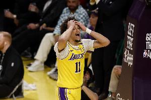 😫季后赛失去信任！海斯赛季场均6.8分4.8板1助0.6断0.9帽