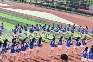 😂一堆恩比德来袭哈哈！某校运动会开幕式女生全穿大帝球衣