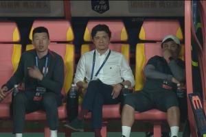 作何感想？亚泰近4轮仅拿1分仍陷降级区，谢晖赛后呆坐教练席
