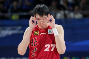 半决赛场均16.3分9板2.3助1.3帽！周琦：“松弛感”是要分时候的
