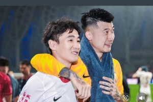 大胜梅州后刘殿座晒与韦世豪“哥俩好”合照，王大雷“吃醋”调侃