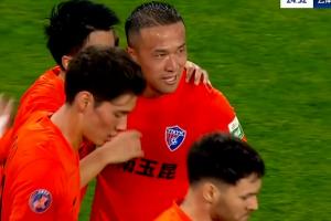这球射得巧！韩子龙接长传凌空垫射挑过门将破门，玉昆1-0津门虎